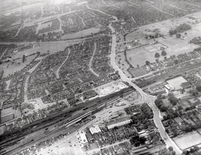 In this mid 1960s view over the Frodingham & Brumby areas we can see the Rowland Road roundabout had yet to be constructed, there is however the roundabout at the junction of Oswald Road/ Station Road and Church Lane. To the bottom right the steelworks tennis courts can be seen at the unction of Oswald Road and Cliff Gardens - this now has a housing development on it called St. James Court. Also in this view the Co-op Warehouse/distribution centre can be seen under construction.